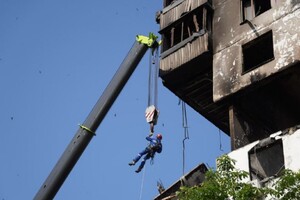 Рятувальники повідомили, що в будинку зняли зруйновані панелі перекриття