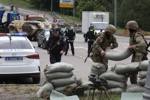 На всіх з’їздах із траси виставлено озброєні блокпости