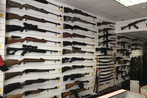 Магазини зброї у Петербурзі та столиці закрилися на два дні 