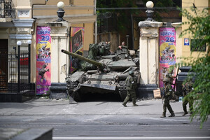 Танк застряг у воротах цирку. Фото-символ військового заколоту у Росії