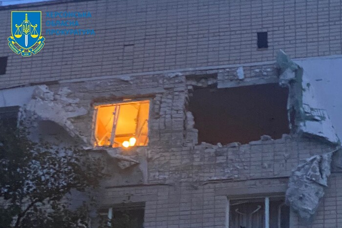 Росіяни обстріляли багатоповерхівку в Херсоні: загинув чоловік (фото)