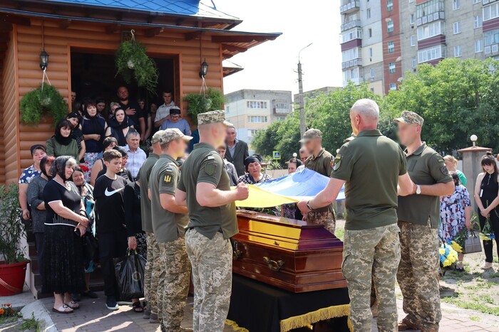 Прихильники Московської церкви на Хмельниччині зустріли криками «Ганьба» рідних загиблого військового 