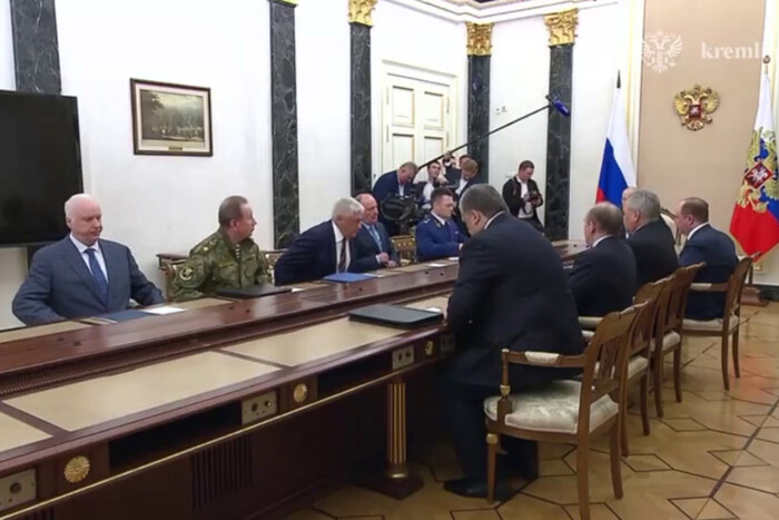 Путін після термінового звернення зібрав силовиків (відео)