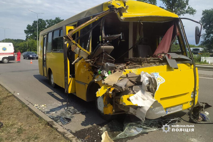 Масштабна ДТП у Вінниці: зіткнулися автобус і вантажівка (фото)
