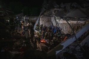 Рятувальниками продовжують розбір завалів зруйнованої будівлі у Краматорську