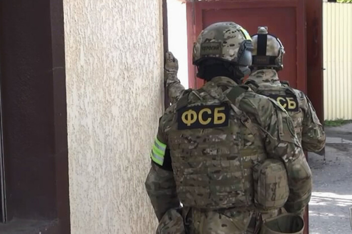 Окупанти в Енергодарі обшукують квартири українських енергетиків