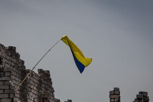 Защитники подняли украинский флаг на Курдюмовской дамбе (видео)