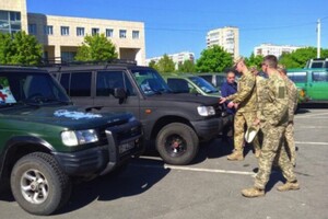 На час воєнного стану і трьох місяців після його скасування військовослужбовці можуть вільно використовувати авто з правим кермом