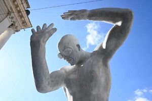 У Львові з'явилася велетенська оголена скульптура (фото, відео)