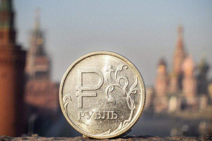 Впервые с начала войны российский рубль упал до исторического минимума