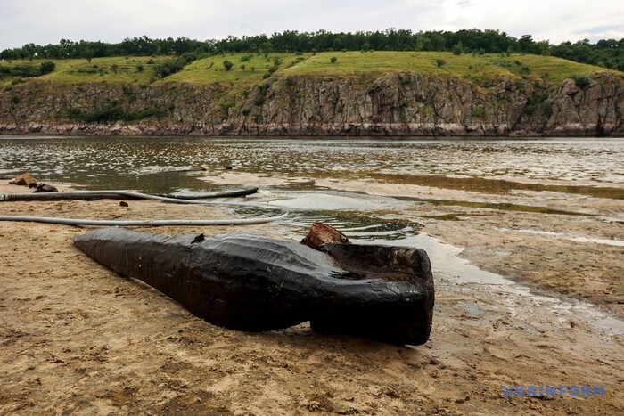 Після обміління Дніпра на березі Хортиці знайдено тисячолітній дубовий човен (фото, відео)