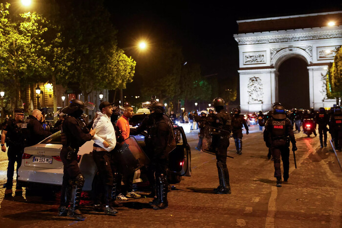 Протести у Франції: бунтівники на автомобілі протаранили будинок мера