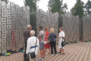 У Бучанському парку на Київщині відкрили меморіал жертвам російської окупації