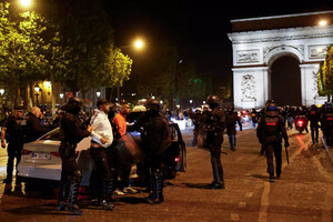 Протесты во Франции: мятежники на автомобиле протаранили дом мэра