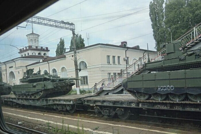 Партизаны обнаружили эшелон с современными российскими танками (фото)