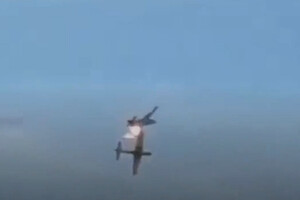 Два військових літаки зіткнулися в польоті і спалахнули (відео)