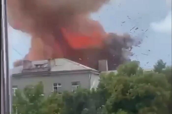 Атака на Суми: з’явилося відео, як дрон влучив у багатоповерхівку