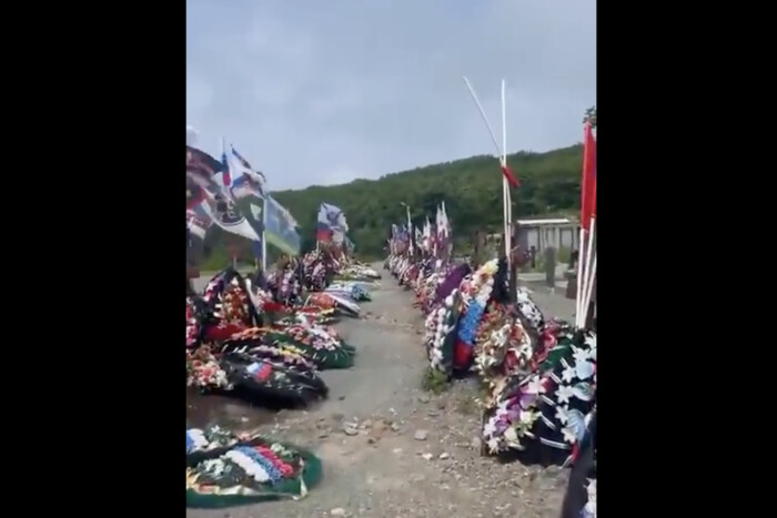 Росіяни масово зрізають «вагнерівські» прапори з могил найманців Пригожина (відео)