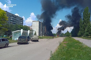 Предварительно известно, что в результате взрыва произошел пожар, поврежденные автомобили и жилые дома