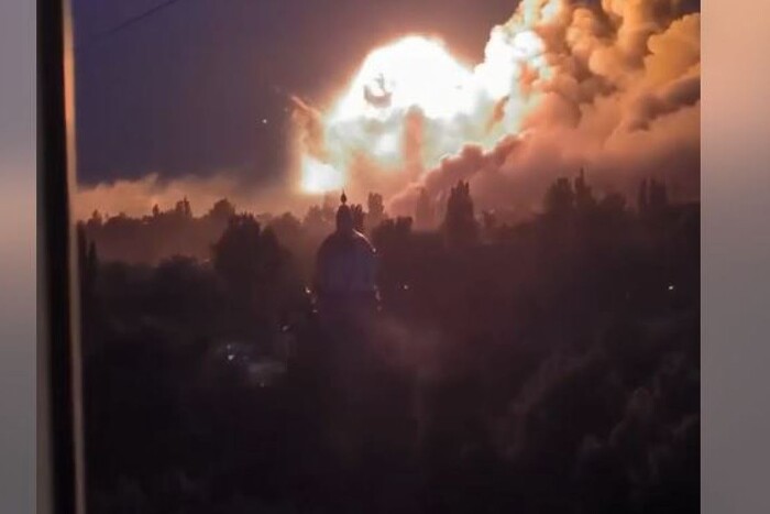 В окупованому Донецьку потужні вибухи, над містом чорний дим (відео)