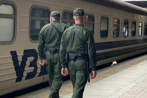 «Укрзализныця» вернула военизированную охрану в поезда