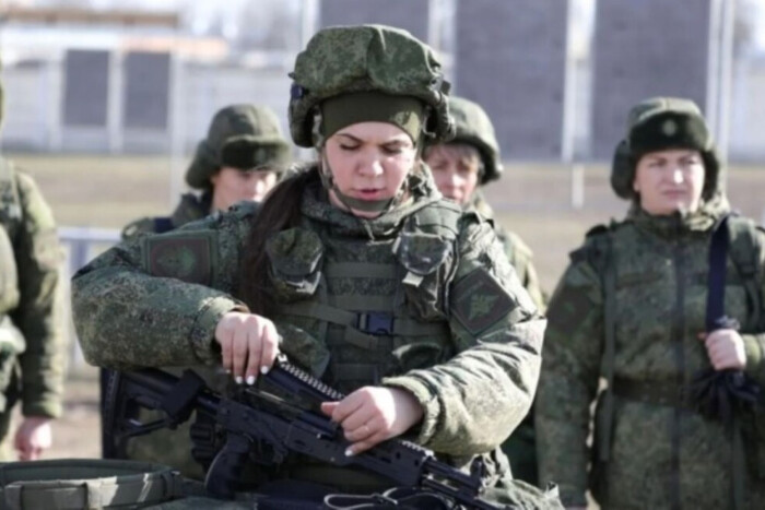 Міноборони РФ хоче набрати в армію жінок на контрактну службу