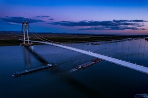 Довжина мосту – 1,9 км, а величезні анкерні троси, що підтримують конструкцію, складаються зі сталевих тросів загальною довжиною 81 тис. км
