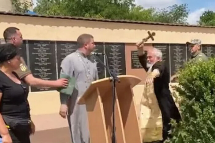 На похороні воїна московський батюшка побив хрестом священника ПЦУ і отримав вирок