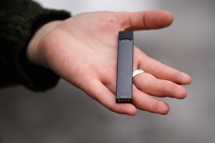 Українців незабаром штрафуватимуть за куріння електронних цигарок