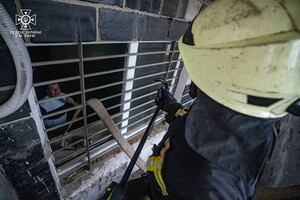 Негода у Києві: люди опинилися в пастці у підтоплених підвалах (фото)