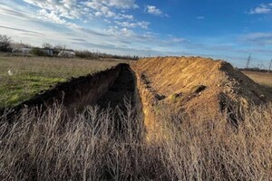 Росіяни зводять фортифікаційні споруди та копають окопи у тимчасово окупованому Криму