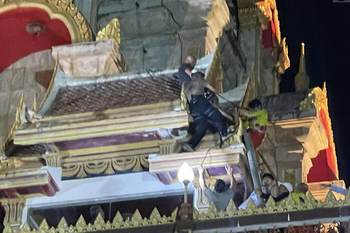 У Таїланді росіянин на даху відомого храму побився з рятувальниками, а потім стрибнув униз