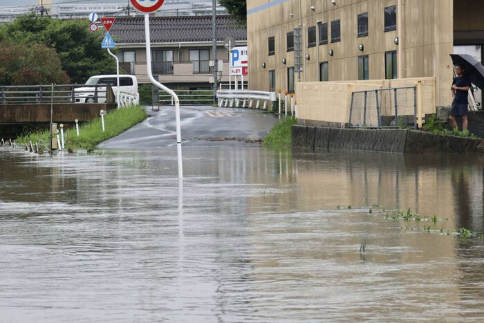 У Японії через сильні дощі влада закликала евакуюватися сотні тисяч людей