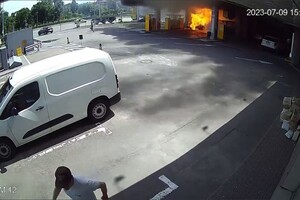 Пожежа на АЗС у Києві: з’явилося відео з авто, яке протаранило бензоколонку
