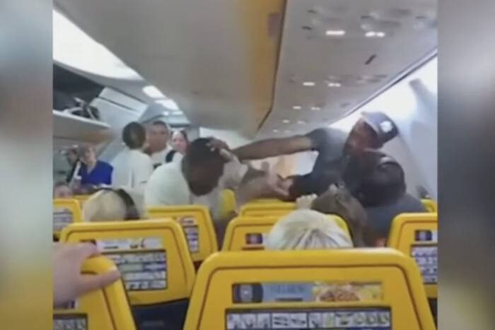 Пасажири літака побилися через місце біля вікна (відео)