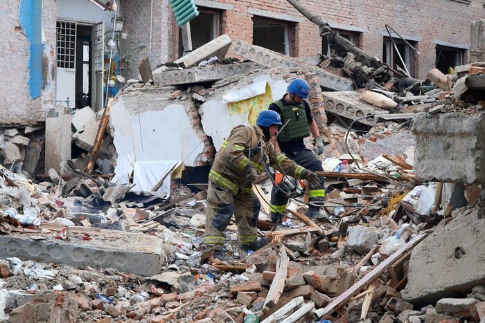 Удар по Оріхову: люди досі під завалами (фото)