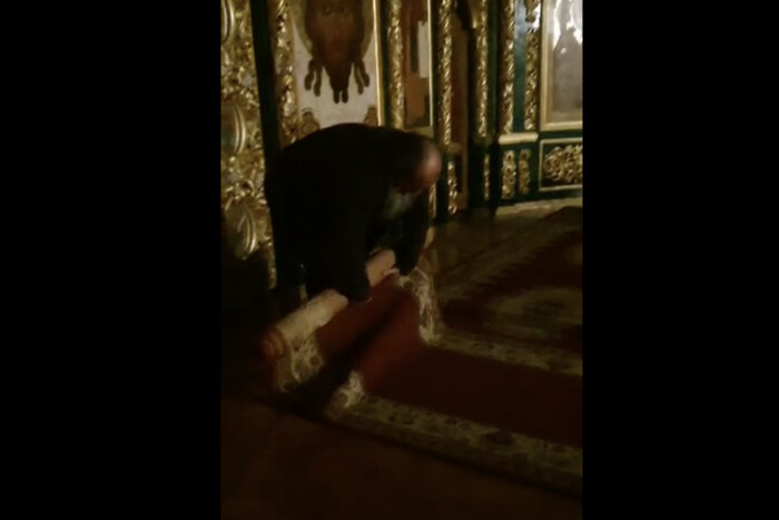 Служителі УПЦ МП розкрадають храми: забирають навіть килими (відео)