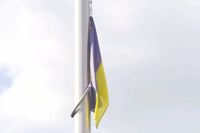 У Вільнюсі замайорів прапор України, привезений з Бахмута (відео)
