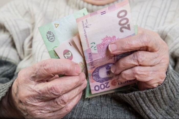 Влада зробила попередження українським пенсіонерам, що мешкають за кордоном
