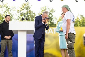 Президент Литви Гітанас Науседа притиснув до губ український стяг