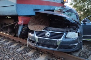 На Чернігівщині автівка потрапила під потяг: серед загиблих є дитина