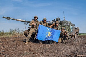 Валерій Маркус (крайній ліворуч) написав рапорт, у якому попросив перевести його на нижчу посаду