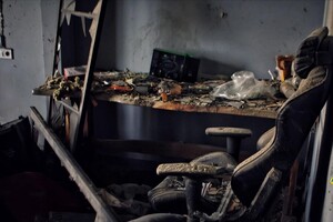 Розтрощені меблі, вибиті вікна: фото наслідків нічної атаки на Київ 