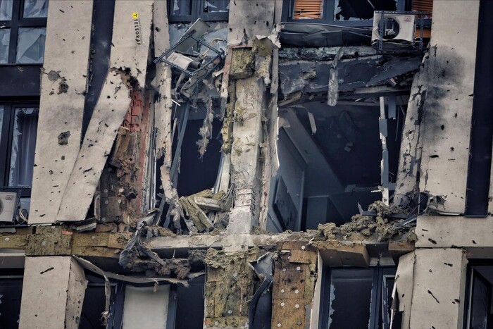 До та після: відео зруйнованої уламками квартири у Києві