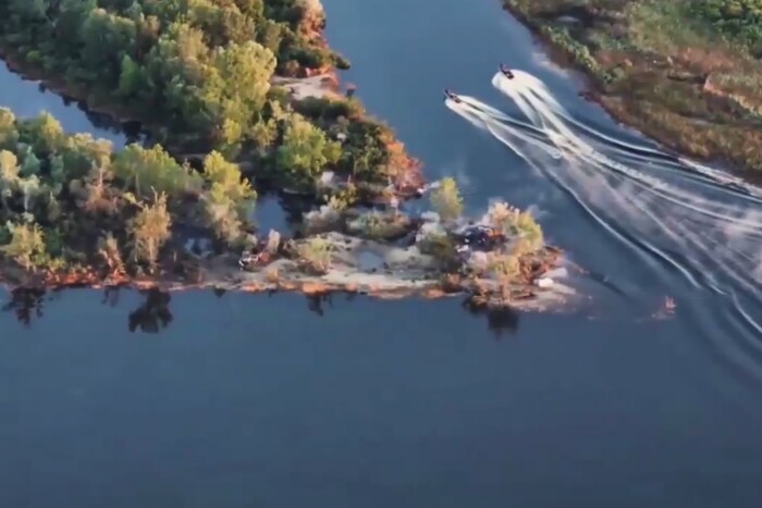 Українські воїни знищили човен із загарбниками на одному з островів Дніпра (відео)