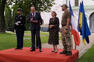 Оксана Забужко та Олег Сенцов на врученні ордену Почесного легіону