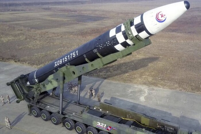 Балістична ракета Кім Чен Ина, якою він погрожував США, впала біля берегів Росії