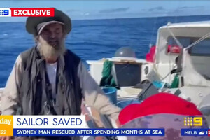 «Удача та вміння»: австралієць із собакою перебували у відкритому морі три місяці (відео)