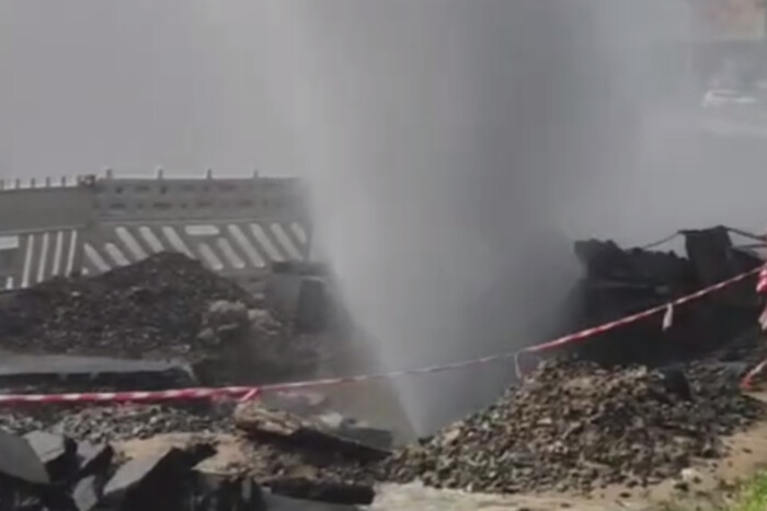У Києві через прорив труби утворився величезний фонтан (відео)