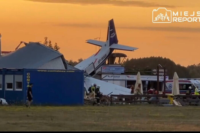 У Польщі літак впав на ангар з людьми: є загиблі та поранені